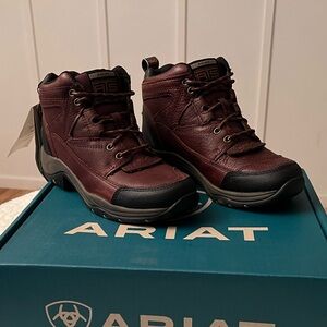 NWT- Ariat Terrain Waterproof Boots - Size: 7.5